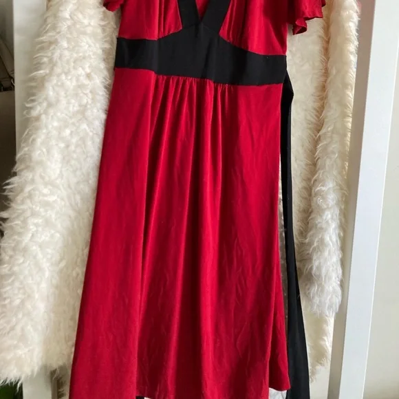 Short sleeved Red and Black Queen of Hearts Flowy dress❣️ - Picture 2 of 4